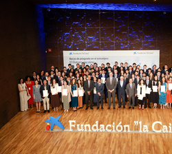 Su Majestad el Rey con los becarios que han recibido las becas de posgrado en el extranjero de la Fundación "La Caixa"