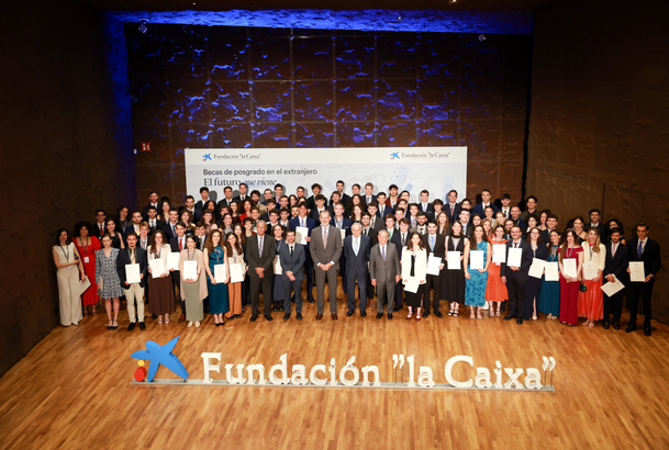 Su Majestad el Rey con los becarios que han recibido las becas de posgrado en el extranjero de la Fundación "La Caixa"