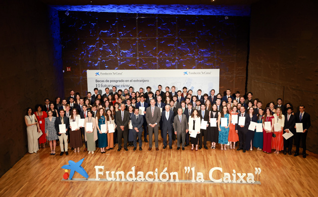 Su Majestad el Rey con los becarios que han recibido las becas de posgrado en el extranjero de la Fundación "La Caixa"