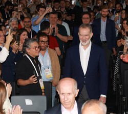 Su Majestad el Rey accede al auditorio