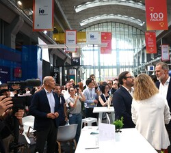 Su Majestad el Rey visita el MarketPlace
