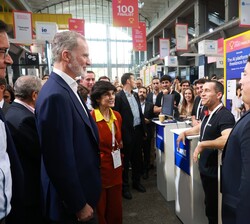 Don Felipe durante la visita