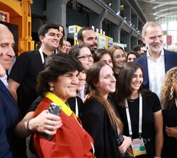 Don Felipe con los responsables de las start-up