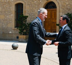 Don Felipe recibe el saludo del lehendakari del Gobierno Vasco, Imanol Pradales, en Elciego