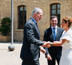 Don Felipe es saludado por la presidenta de la Comunidad Foral de Navarra, María Victoria Chivite, a su llegada a Elciego