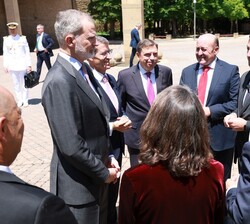 El Rey conversa con las autoridades que le recibieron a su llegada a Elciego