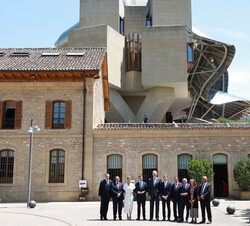 Fotografía de grupo en las Bodegas de los Heredereos de Marqués de Ricsal