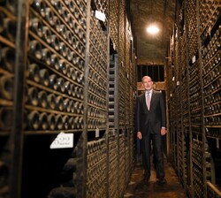 Su Majestad el Rey en un momento de su visita a las Bodegas de los Herederos de Marqués de Riscal