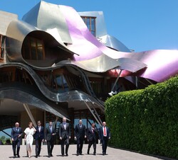 Su Majestad el Rey acompañado por las autoridades asistentes al acto a su salida de las Bodegas de los Herederos de Marqués de Riscal