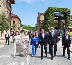 Don Felipe a su llegada al Barrio de la Estación de Haro acompañado por las autoridades que le recibieron a su llegada
