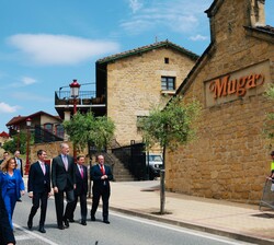 Recorrido a pie de Su Majestad el Rey por la calle principal del Barrio de la Estación