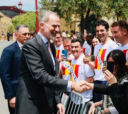 Su Majestad el Rey recibe el saludo de los vecinos del Barrio de la Estación