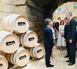 Don Felipe conversa con los representates y directivos de las bodegas emplazadas en Haro