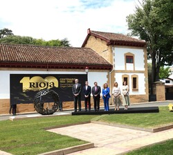 Don Felipe acompañado por las autoridades que le recibieron en un momento de la intervención del presidente del Consejo Regulador de la Denominación d