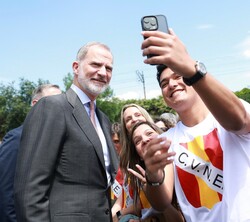 Un vecino de la Estación de Haro se hace un selfie con Su Majestad el Rey 
