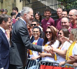 Su Majestad el Rey recibe el cariño de los vecinos y trabajadores de las bodegas a su llegada a la Estación de Haro