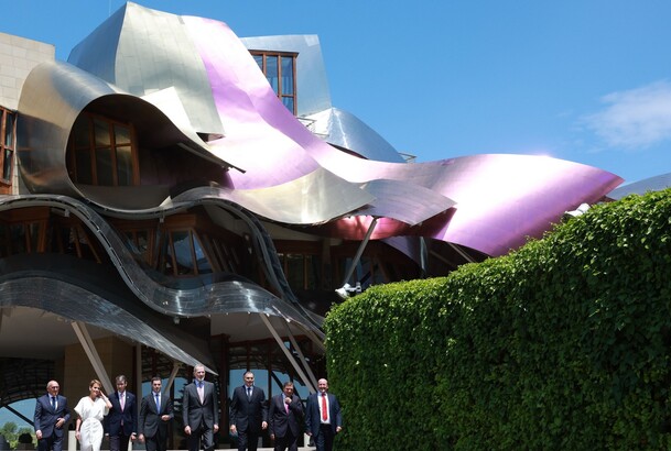 Su Majestad el Rey acompañado por las autoridades asistentes al acto a su salida de las Bodegas de los Herederos de Marqués de Riscal