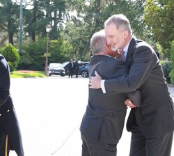 Su Majestad el Rey de Jordania, Abdalá II abraza afectuosamente a Don Felipe