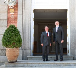 Don Felipe junto a Su Majestad el Rey de Jordania Abdalá II en la puerta principal del Palacio de la Zarzuela