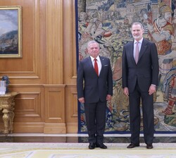 Su Majestad el Rey junto a Su Majestad el Rey Abdalá II en el salón de audiencias del Palacio de la Zarzuela