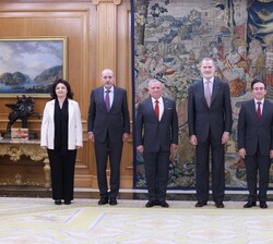 Fotografía de grupo de Su Majestad el Rey acompañado por Su Majestad el Rey de jordania, Abdalá II y los miembros de las delegaciones del Reino Hachem