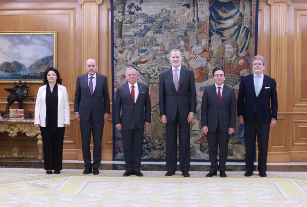 Fotografía de grupo de Su Majestad el Rey acompañado por Su Majestad el Rey de jordania, Abdalá II y los miembros de las delegaciones del Reino Hachem