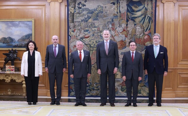 Fotografía de grupo de Su Majestad el Rey acompañado por Su Majestad el Rey de jordania, Abdalá II y los miembros de las delegaciones del Reino Hachem