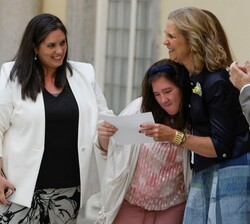 Doña Elena hace entrega de uno de los premios