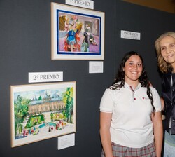 Su Alteza Real la Infanta Doña Elena posa junto a una de las alumnas premiadas
