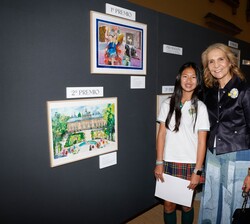 Doña Elena posa con una de las premiadas frente a su obra