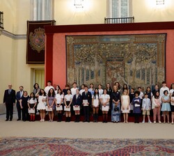 Fotografía de grupo de Doña Elena acompañada por todos los alumnos participantes en el Concurso de Pintura