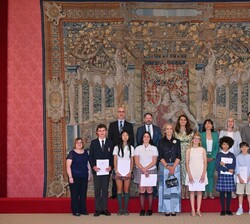 Fotografía de grupo de Doña elena acompañada por las alumnos premiados