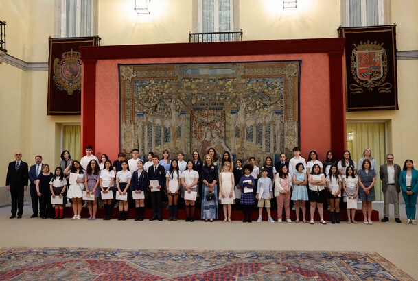 Fotografía de grupo de Doña Elena acompañada por todos los alumnos participantes en el Concurso de Pintura