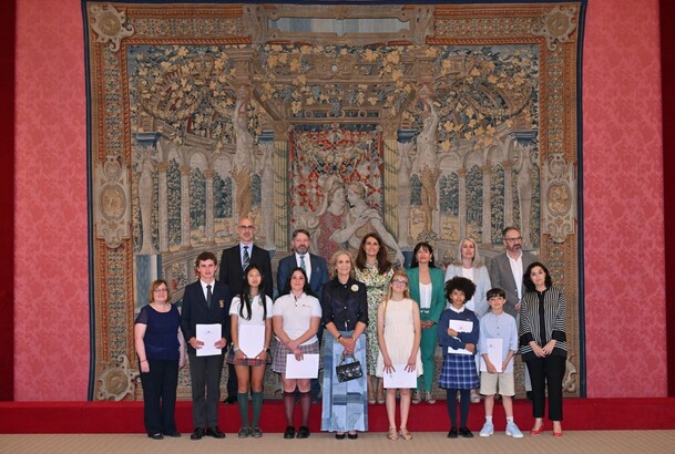 Fotografía de grupo de Doña elena acompañada por las alumnos premiados