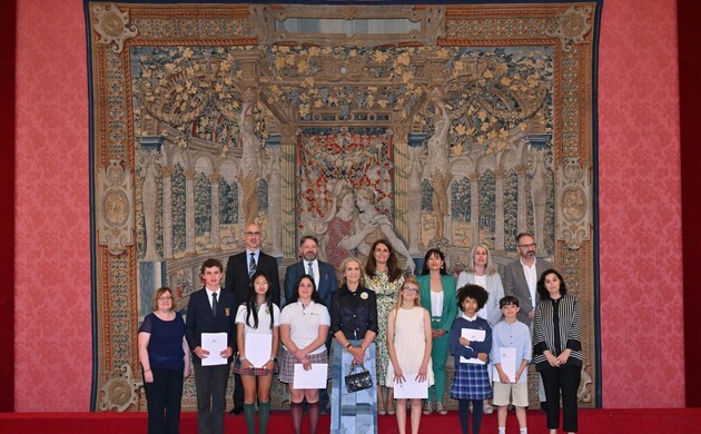 Fotografía de grupo de Doña elena acompañada por las alumnos premiados