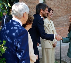 Su Majestad la Reina recibe el saludo del ministro de Cultura, Ernest Urtasun