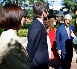 Su Majestad la Reina conversa con la directora de la Residencia de Estudiantes, Alicia Gómez-Navarro, en presencia de la ministra de Ciencia, Innovaci
