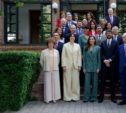 Fotografía de grupo de Su Majestad la Reina con los patronos de la Fundación Residencia de Estudiantes, en el exterior del edificio