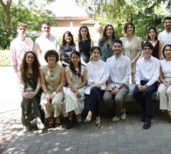 Fotografía de grupo de Doña Letizia acompañada por los becarios de la Fundación Residencia de Estudiantes