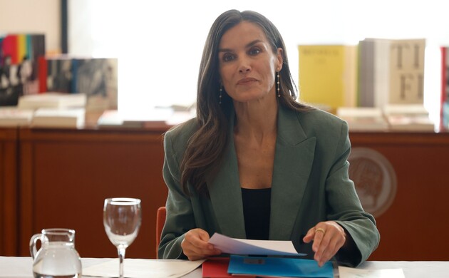 Doña Letizia ocupa su lugar en la mesa antes del comienzo de la reunión