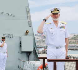 Su Majestad el Rey recibe honores al embarcar en el Buque de Acción Marítima “Tornado” 