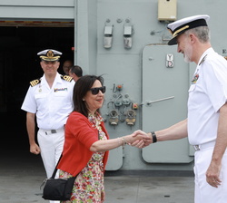 Su Majestad el Rey es recibido por la ministra de Defensa, Margarita Robles