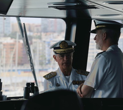 Su Majestad el Rey en el puente del Buque de Acción Marítima “Tornado” 