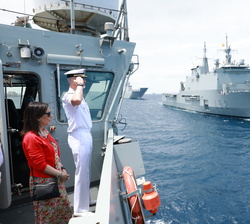 Su Majestad el Rey durante la revista naval al paso del LHD “Castilla”