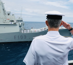 Su Majestad el Rey durante la revista naval al paso de la Fragata “Blas de Lezo”