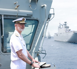 Su Majestad el Rey durante la revista naval al paso del LPD “Juan Carlos I”