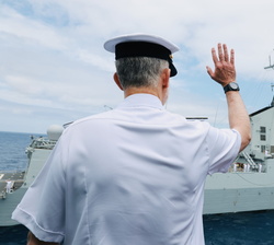 Su Majestad el Rey durante la revista naval saluda a la tripulación de la Fragata “Blas de Lezo” 