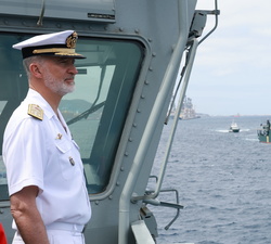 Su Majestad el Rey durante la revista naval al paso del Buque de la Guardia Civil BO “Río Segura” 