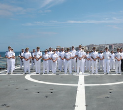 Fotografía de grupo de Su Majestad el Rey con la tripulación del Buque de Acción Marítima “Tornado” 