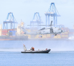 Asalto anfibio por unidades de Infantería de Marina de la Armada